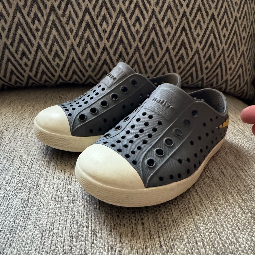 Native shoes grey with lightning bolt size toddle C7 US